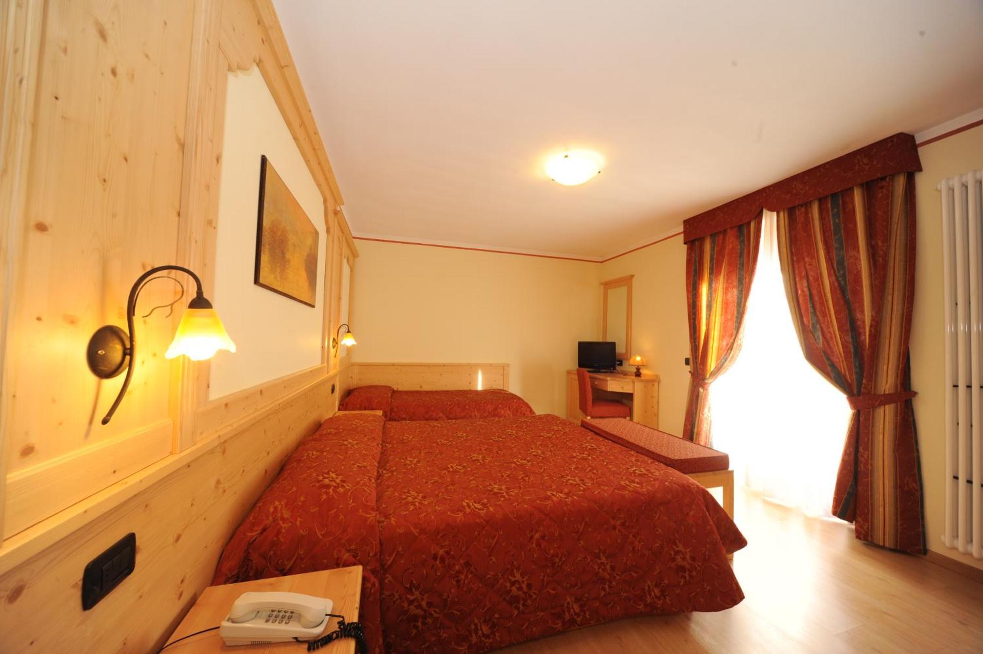 Hotel Canada Pinzolo Exterior photo