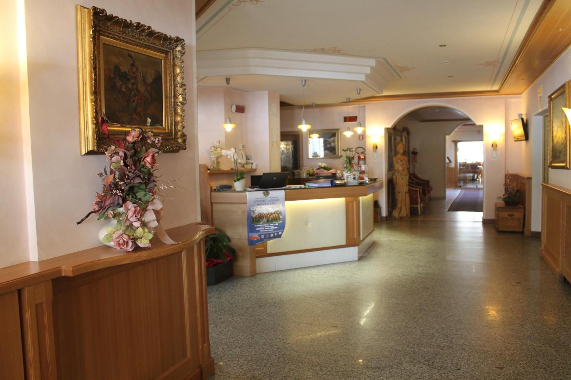 Hotel Canada Pinzolo Exterior photo