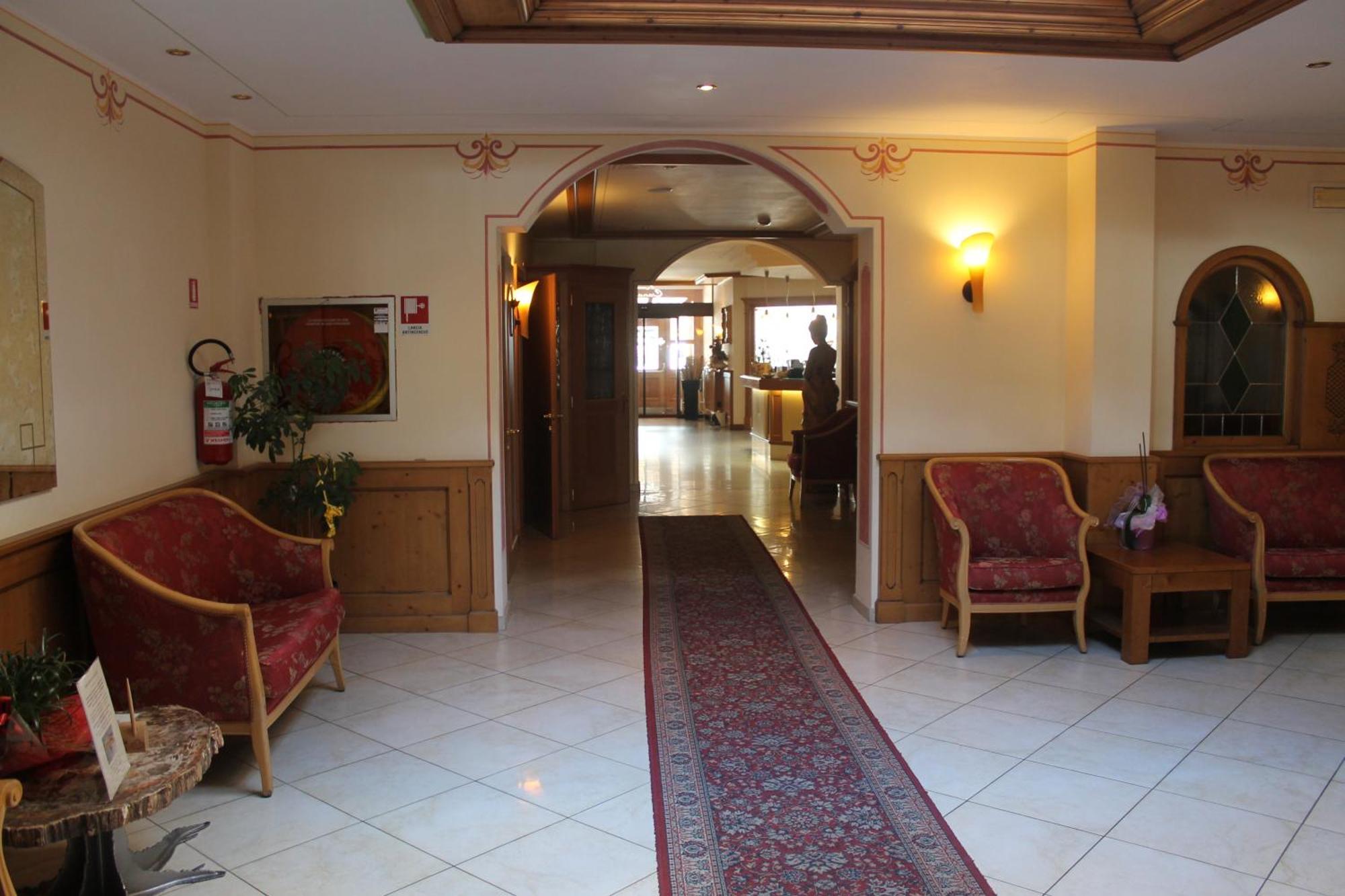 Hotel Canada Pinzolo Exterior photo